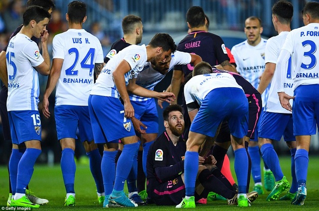 Nhìn lại thất bại ê chề của Barcelona tại La Rosaleda - 1
Messi luôn bị bao vây bởi các cầu thủ Malaga suốt trận đấu