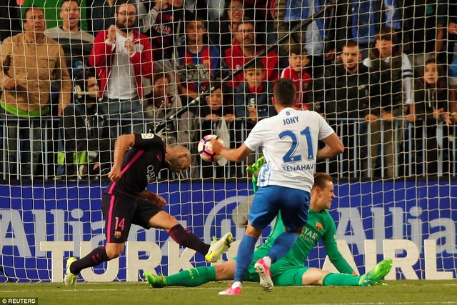 Nhìn lại thất bại ê chề của Barcelona tại La Rosaleda - 11
Jony ấn định thắng lợi 2-0 cho Malaga ở phút 90
