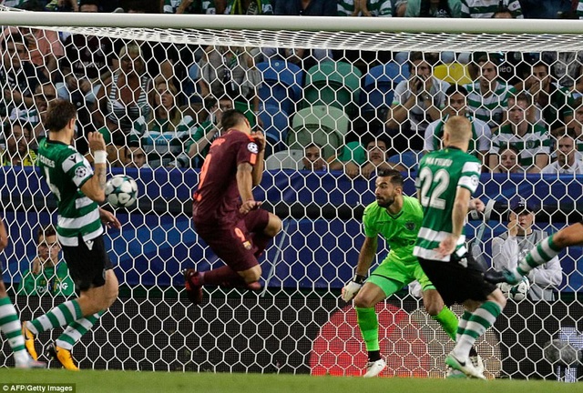 Barcelona hạ gục Sporting Lisbon trên đất Bồ Đào Nha - 2
Tình huống Suarez đánh đầu hụt khiến Coates đá phản lưới nhà