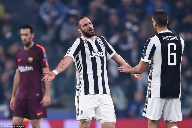 Hòa Juventus, Barcelona giành vé đi tiếp ở Champions League - 3
Nỗi thất vọng của Higuain khi Barcelona không thể thắng tại Juventus Arena