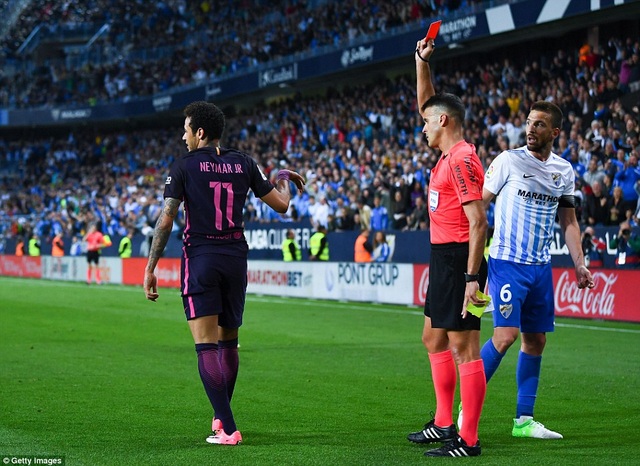 Nhìn lại thất bại ê chề của Barcelona tại La Rosaleda - 10
... sau chiếc thẻ đỏ do vào bóng thô bạo với Llorente
