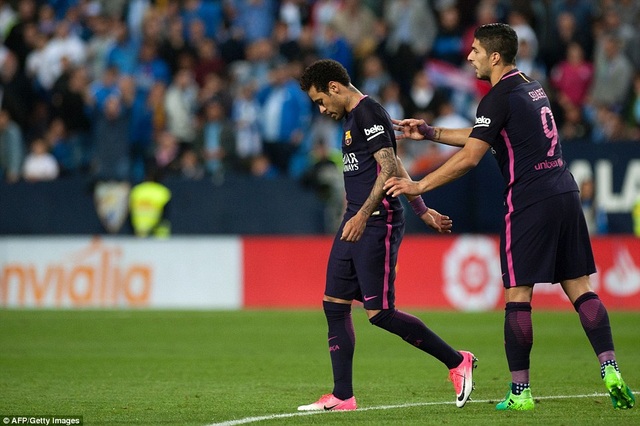Nhìn lại thất bại ê chề của Barcelona tại La Rosaleda - 9
Neymar rời sân trong cay đắng ở phút 65...