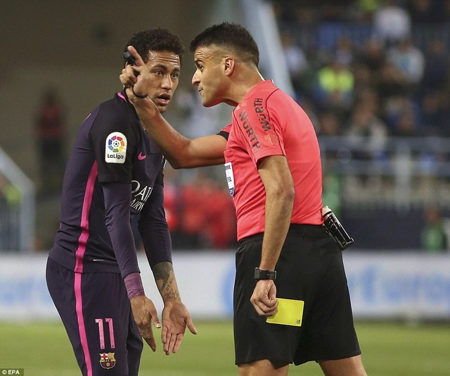 Nhìn lại thất bại ê chề của Barcelona tại La Rosaleda - 5
Neymar nhận thẻ vàng ở đầu trận
