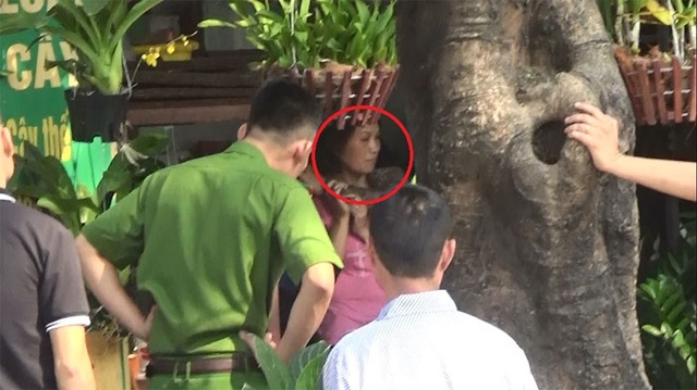 Hà Nội: Nam thanh niên dùng súng uy hiếp một phụ nữ làm con tin - 1
Người phụ nữ (dấu đỏ khoanh tròn) bị đối tượng bắt làm con tin