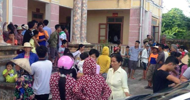 Con đón taxi đi chơi, phụ huynh đuổi theo hô bắt cóc gây hỗn loạn - 2 Người dân tập trung rất đông tại UBND xã Minh Tân