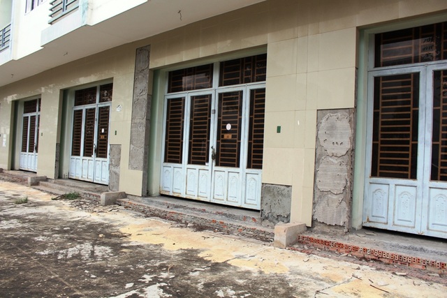 Đại gia "bỏ chạy", vùng ven TPHCM hoang tàn sau cơn sốt đất - 8 Dãy nhà mặt tiền đường, tuyến đường lớn nhất trong khu đô thị nhưng không một bóng người ở.