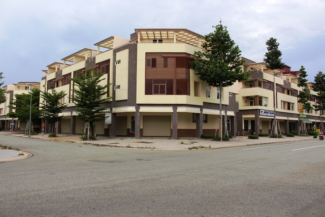 Đại gia "bỏ chạy", vùng ven TPHCM hoang tàn sau cơn sốt đất - 5 Căn nhà 2 mặt tiền trên đường Lê Lợi đóng cửa im lìm.
