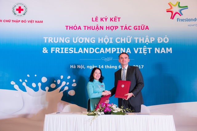 50.000 trẻ em tham gia “Giáo dục dinh dưỡng và phát triển thể lực cho trẻ em Việt Nam” - 2 Bắt tay hợp tác giữa Chủ tịch Hội chữ thập đỏ VN và Tổng giám đốc Frieslandcampina VN