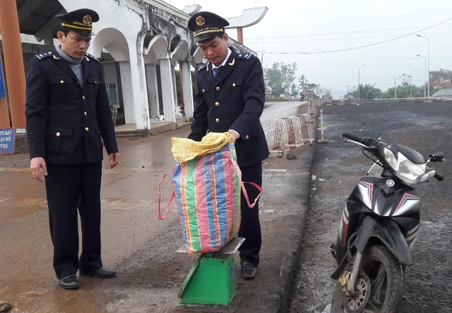 Đối tượng vận chuyển thuốc nổ bỏ xe và tang vật chạy trốn khi bị kiểm tra - 2 Lực lượng hải quan phát hiện chất nổ bên trong bao tải