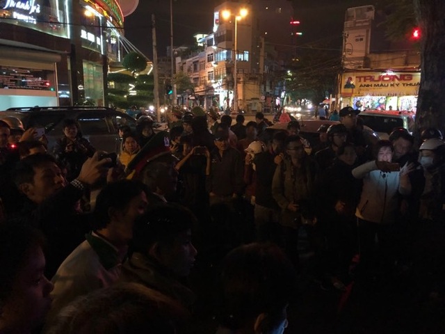 Công an khám xét nhà đại gia Vũ “nhôm” - 2 Công an khám xét nhà đại gia Vũ “nhôm” - 2