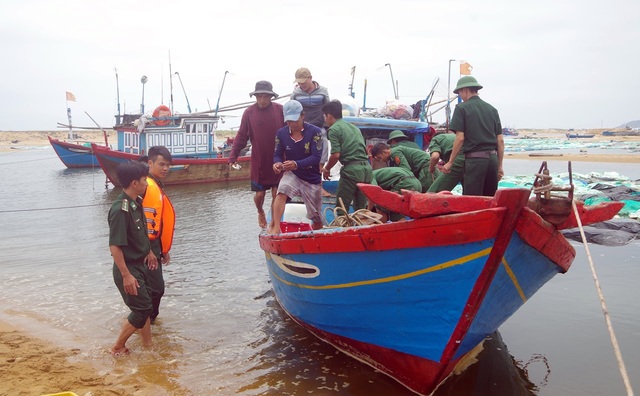 Bắt quả tang một tàu cá dùng thuốc nổ khai thác hải sản - 2 Lực lượng Biên phòng Hòa Hiệp Nam phát hiện và áp giải các đối tượng đánh cá bằng thuốc nổ vào bờ