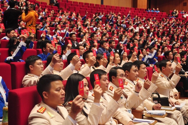 Quy định bầu cử Ban chấp hành TW Đoàn nhiệm kỳ 2017- 2022 có gì đặc biệt? - 2
Các đại biểu biểu quyết với tỷ lệ đồng thuận cao về danh sách 174 đồng chí để bầu chọn ra 151 đồng chí vào Ban Chấp hành TW Đoàn nhiệm kỳ 2017 - 2022.