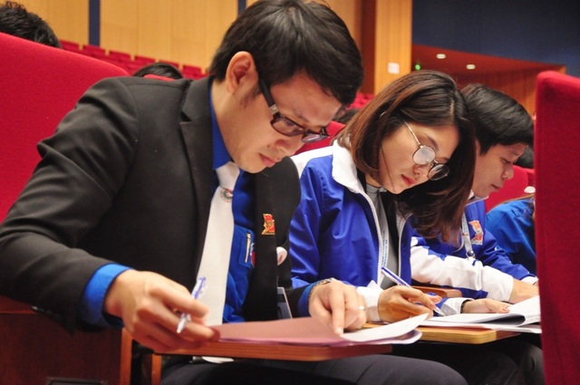 Quy định bầu cử Ban chấp hành TW Đoàn nhiệm kỳ 2017- 2022 có gì đặc biệt? - 3
Các đại biểu cẩn thận chọn lựa những đại diện xứng đáng vào Ban chấp hành TW Đoàn 2017-2022