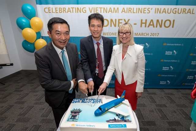 Việt Nam chính thức có đường bay thẳng Hà Nội - Sydney - 2 Đại diện Vietnam Airlines và sân bay Sydney thực hiện nghi thức khai trương tại sân bay Sydney ngày 29/3