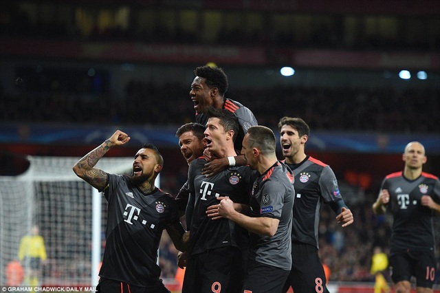Arsenal 1-5 Bayern Munich: Hiệp hai ác mộng - 1
Niềm vui của các cầu thủ Bayern Munich sau khi gỡ hòa 1-1