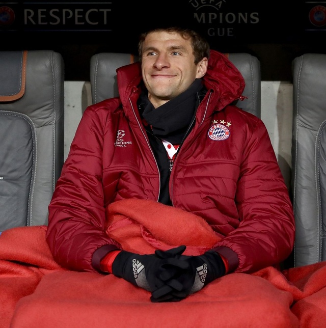 Nhìn lại trận đấu "thảm họa" của Arsenal trên sân Bayern Munich - 5
Tiền đạo Muller mỉm cười trên băng ghế dự bị