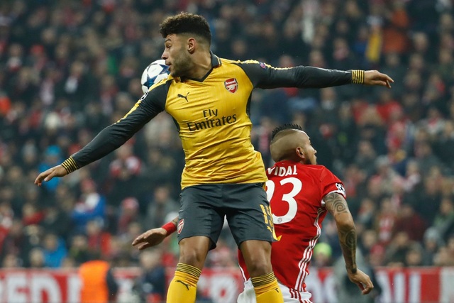 Nhìn lại trận đấu "thảm họa" của Arsenal trên sân Bayern Munich - 6
Pha tránh giữa Oxlade-Chamberlain và Vildal, tiền vệ chạy cánh người Anh được Wenger trả lại về cánh ở trận này do ông đã sử dụng Xhaka và Coquelin ở trung tâm