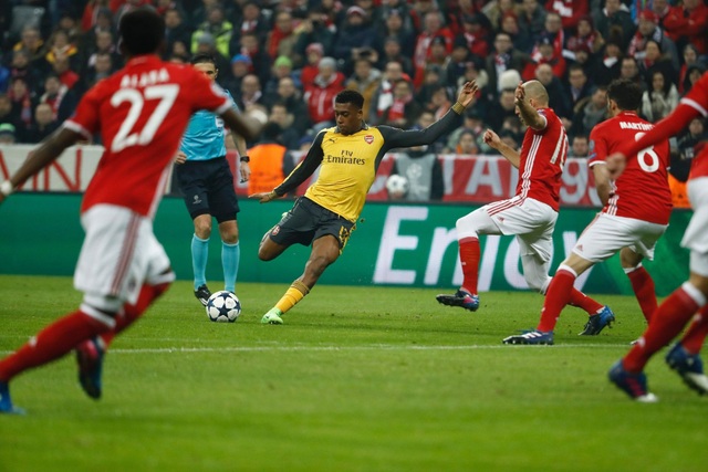 Nhìn lại trận đấu "thảm họa" của Arsenal trên sân Bayern Munich - 7
Iwobi thực hiện pha dứt điểm về phía khung thành của Neuer