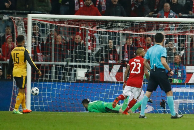 Nhìn lại trận đấu "thảm họa" của Arsenal trên sân Bayern Munich - 8
Phút 11, lưới của Ospina rung lên sau pha dứt điểm của Robben