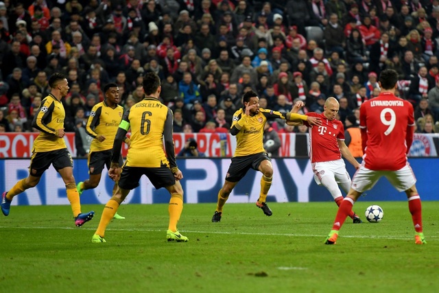 Nhìn lại trận đấu "thảm họa" của Arsenal trên sân Bayern Munich - 9
Tiền vệ người Hà Lan (giữa) có cái chân trái rất khéo léo và anh thường tạo nên những bàn thắng đẹp trên sân cỏ