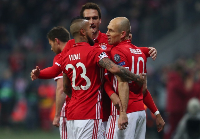 Nhìn lại trận đấu "thảm họa" của Arsenal trên sân Bayern Munich - 10
Các cầu thủ Bayern Munich ăn mừng sau bàn mở tỉ số
