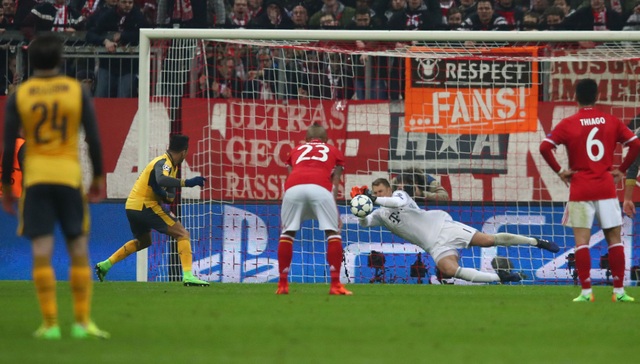 Nhìn lại trận đấu "thảm họa" của Arsenal trên sân Bayern Munich - 12
Phút 30, Neuer cản được cú sút 11m của Sanchez