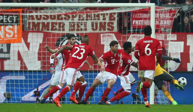 Nhìn lại trận đấu "thảm họa" của Arsenal trên sân Bayern Munich - 13
Tất cả các cầu thủ Bayern Munich nhao về phía Sanchez khi tiền đạo người Chile nhận lại bóng sau khi Neuer cản cú sút 11m