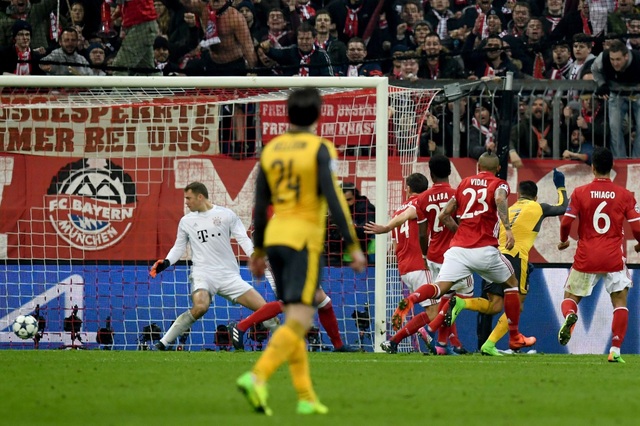 Nhìn lại trận đấu "thảm họa" của Arsenal trên sân Bayern Munich - 14
Pha dứt điểm chéo góc của Sanchez đi qua loạt chân và khiến Neuer chỉ còn biết đứng nhìn