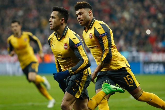 Nhìn lại trận đấu "thảm họa" của Arsenal trên sân Bayern Munich - 15
Niềm vui của Sanchez sau khi ghi bàn