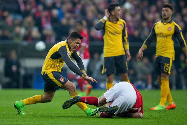 Nhìn lại trận đấu "thảm họa" của Arsenal trên sân Bayern Munich - 17
Pha va chạm giữa Sanchez (trái) và Javi Martinez (phải)
