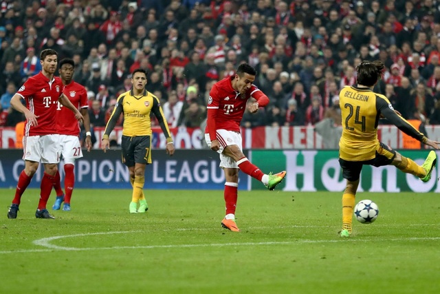Nhìn lại trận đấu "thảm họa" của Arsenal trên sân Bayern Munich - 20
Phút 63, Alcantara dứt điểm ở đầu vòng cấm địa bóng đập chân Mustafi làm tung lưới Arsenal lần thứ 4