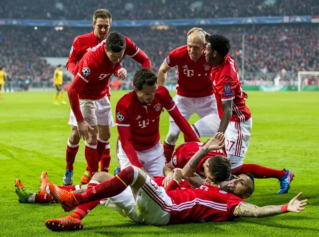 Nhìn lại trận đấu "thảm họa" của Arsenal trên sân Bayern Munich - 21
Các cầu thủ Bayern Munich ăn mừng bàn thứ tư, họ ghi ba bàn chỉ trong 10 phút