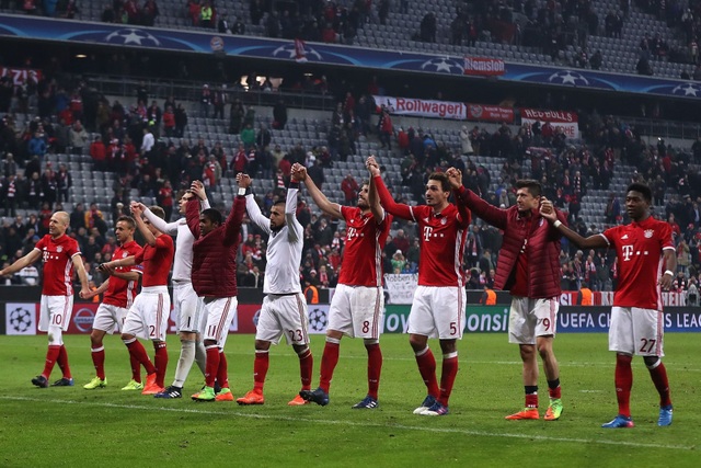 Nhìn lại trận đấu "thảm họa" của Arsenal trên sân Bayern Munich - 26
Các cầu thủ Bayern Munich cảm ơn khán giả sau khi kết thúc trận lượt đi ở vòng 1/8 Champions League