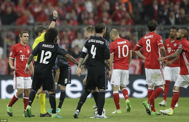 Bayern Munich 1-2 Real Madrid: C.Ronaldo lập cú đúp - 3
Điểm nhấn của trận đấu là tình huống Javi Martinez nhận thẻ đỏ ở phút 61