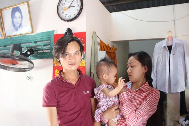 Thiếu 50 triệu đồng mổ tim, tính mạng bé 15 tháng tuổi lay lắt như đèn trước gió - 3 Vợ chồng chị Dung khẩn cầu các nhà hảo tâm hãy cứu giúp cho con chị được sống, thoát khỏi căn bệnh tim ngặt nghèo vì bé còn nhỏ