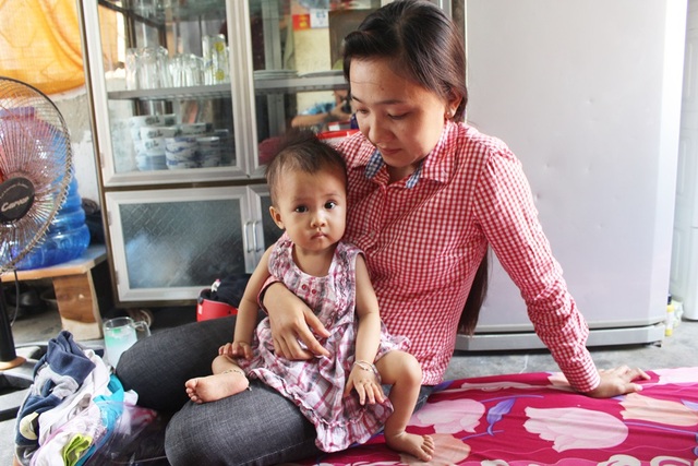 Thiếu 50 triệu đồng mổ tim, tính mạng bé 15 tháng tuổi lay lắt như đèn trước gió - 2 Người mẹ trẻ lo lắng cho tương lai của con khi sau nhiều lần đi khám nhưng chưa đủ điều kiện mổ tim cho bé