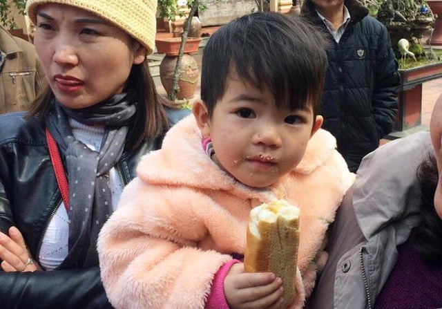 Bé gái 2 tuổi bị bỏ lại chùa Hòa Lạc - 1 Bé gái bị mẹ bỏ rơi lại chùa Hòa Lạc, phường Lam Hạ, thành phố Phủ Lý (ảnh: Đinh Hải Hưng)