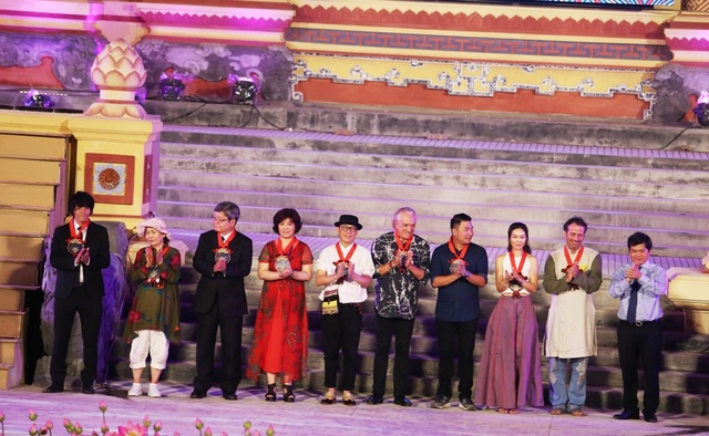 Đêm bế mạc Festival tôn vinh nghệ nhân các làng nghề truyền thống - 2 Ông Nguyễn Văn Thành, Chủ tích UBND TP Huế, Trưởng ban tổ chức Festival nghề truyền thống Huế 2017 (ngoài cùng bên phải) tặng quà lưu niệm cho các nhà thiết kế của nước ngoài
