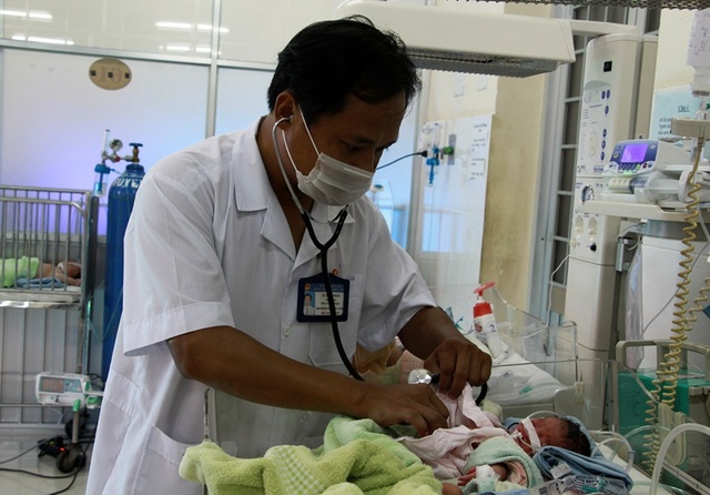 Bé gái sinh thiếu tháng thoi thóp trong túi nilon đặt trước cửa nhà dân - 2
Bé đang được các bác sĩ Bệnh viện Đa khoa tỉnh Đắk Lắk chăm sóc đặc biệt