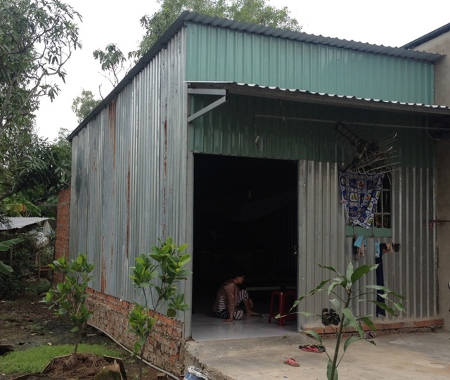 Cô bé lớp 9 viết thư cầu cứu cho em gái nhỏ - 3 Để chữa bệnh cho con, anh Chí phải bán đi căn nhà nhỏ mà cha mẹ cho, cất tạm căn chòi ở cạnh nhà cũ để ở