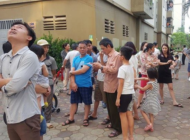 Hà Nội: Bé trai 5 tuổi rơi từ tầng 17 chung cư xuống đất - 2 Cư dân tòa nhà bàng hoàng khi phát hiện sự việc.