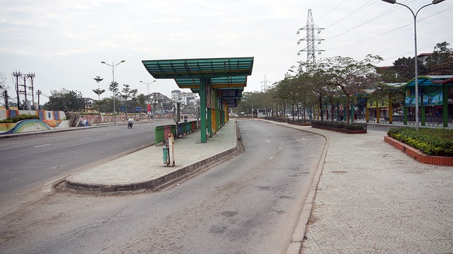 Đường phố Hà Nội thênh thang ngày mùng 1 Tết - 12 Một điểm chờ xe bus tại Long Biên vắng vẻ hành khách.