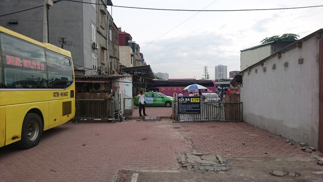 Hà Nội: Bến xe cho ô tô nổ máy, xả khói liên tục để ép người dân bán nhà? - 1 Một số căn hộ trong khu tập thể đã bị phá bỏ làm lối đi thông sang bãi xe bên cạnh của bến xe Nước Ngầm.