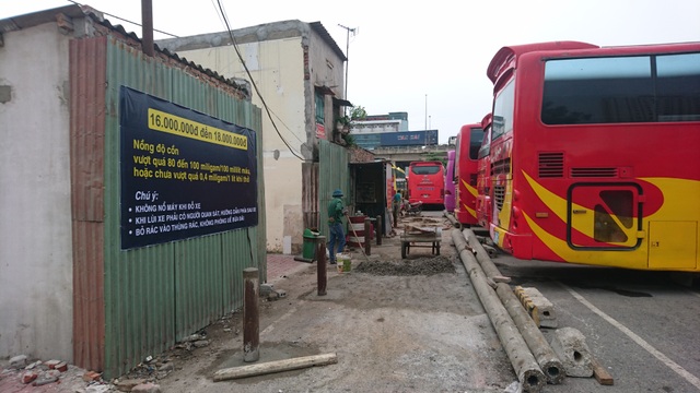 Hà Nội: Bến xe cho ô tô nổ máy, xả khói liên tục để ép người dân bán nhà? - 5
Đại diện bến xe Nước Ngầm cho biết bến đã thi công các tường bao giáp ranh giữa các căn hộ còn lại với bãi xe; đồng thời còn lắp đặt các trụ sắt nhằm đảm bảo an toàn cho các hộ dân khi xe khách lùi vào vị trí.