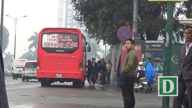 Nhức nhối xe khách dừng đỗ tuỳ tiện ở cửa ngõ phía Bắc Thủ đô - 4
Nơi cắm biển cấm dừng đỗ lại trở thành nơi khách tập trung đứng đợi xe, xe dừng đón khách.