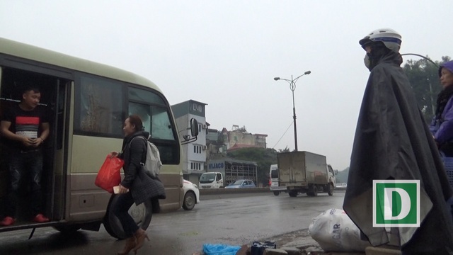 Nhức nhối xe khách dừng đỗ tuỳ tiện ở cửa ngõ phía Bắc Thủ đô - 7
Tình trạng đón trả khách sai quy định khu vực đường lên cầu Thăng Long gây nhiều bức xúc cho dân cư trong khu vực.