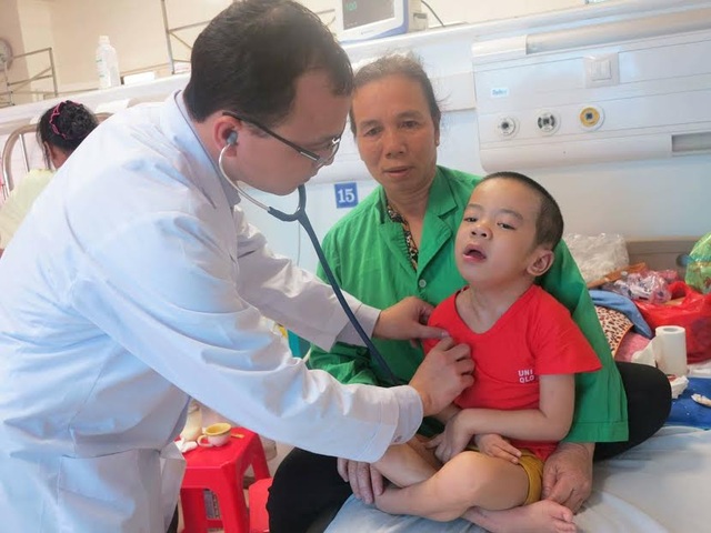 Hành trình cứu bệnh nhi tuyến trên "trả về" - 1
Bác sĩ Kiên thăm khám cho bệnh nhi Đoàn trước khi xuất viện