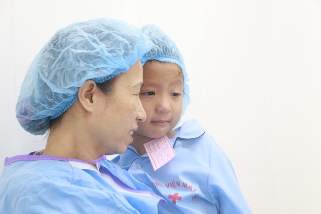 Phẫu thuật mắt miễn phí cho trẻ em dưới 16 tuổi - 1 Nhiều em bé đã được phẫu thuật mắt miễn phí thành công tại Bệnh viện Mắt Huế