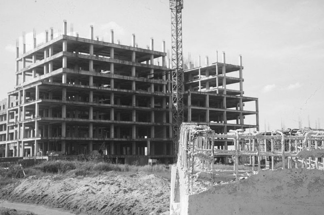 Cận cảnh “bệnh viện trăm tỷ” bỏ hoang sau 10 năm khởi công - 3 Sau 10 năm kể từ lúc Bệnh viện được khởi công đến nay, những tưởng dự án này sẽ đáp ứng được kỳ vọng của chính quyền và người dân nơi đây, hiện dự án Bệnh viện này trở thành... bãi chăn bò, nuôi cỏ dại.