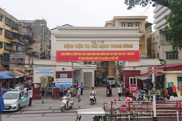 Cò mồi cải trang giống bảo vệ, dàn hàng "lùa" bệnh nhân sang phòng khám tư - 1 Trước cổng bệnh viện Tai Mũi Họng Trung ương, lãnh đạo BV này thừa nhận rất phức tạp về nạn cò mồi, bởi nhiều lực lượng giả danh, ngăn không cho bệnh nhân vào viện khám.